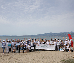 75 employees - volunteers of Hellenic Healthcare Group cleaned the beach of Schinias