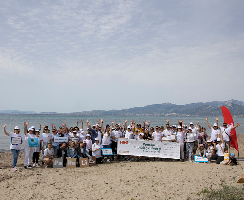 75 employees - volunteers of Hellenic Healthcare Group cleaned the beach of Schinias